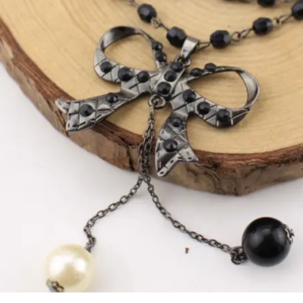 2/$20 Black crystal necklace with faux pearls dangling at the end